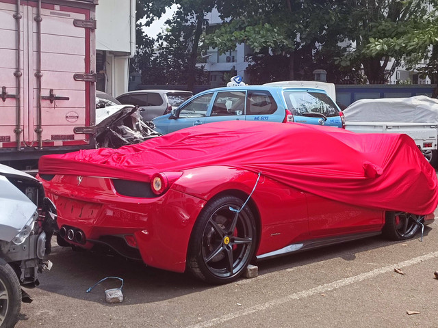 Mobil Ferrari terparkir di tengah-tengah mobil yang terlibat lakalantas di Subdit Gakkum, Tebet, Jakarta Selatan, Minggu (8/10/2023). Foto: Hedi/kumparan