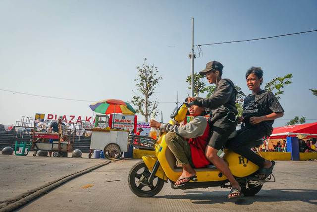 Aktivitas warga menggunakan kendaraan listrik di kawasan Kalibaru, Cilincing, Jakarta Utara pada Minggu (8/10/2023). Foto: Iqbal Firdaus/kumparan