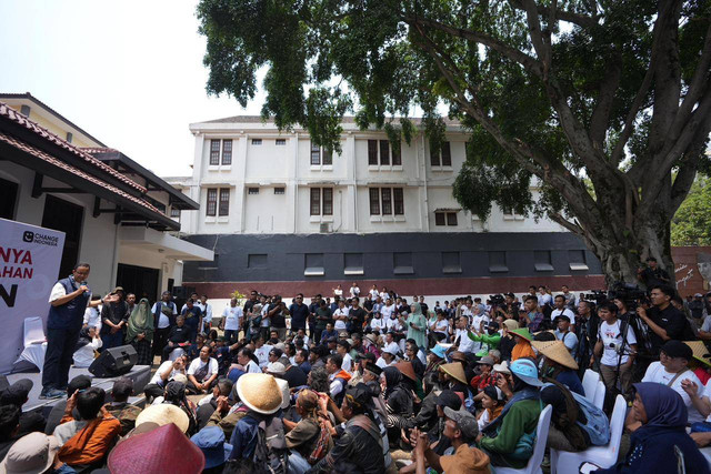 Izin acara diskusi dibatalkan, Anies memilih duduk lesehan tanpa alas yang kemudian diikuti para peserta diskusi di halaman Gedung Indonesia Menggugat, Bandung. Foto: Dok. Istimewa