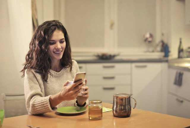 Ilustrasi cara chat cowok pemalu. Sumber foto: pexels/Andrea Piacquadio.