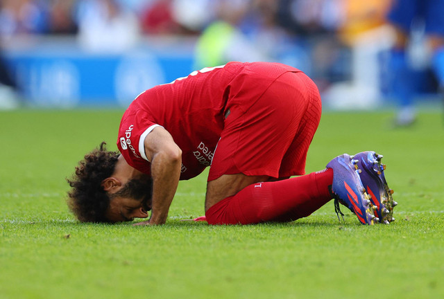 Pemain Liverpool Mohamed Salah merayakan mencetak gol kedua mereka di Stadion Komunitas American Express, Brighton, Inggris. Foto: Toby Melville/Reuters
