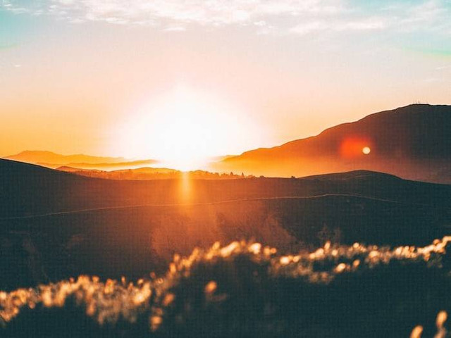 Ilustrasi tempat melihat sunset di Makassar. Sumber: unsplash.com/ Jordan Wozniak