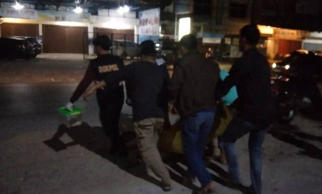 Polisi mengevakuasi korban ke RS Bhayangkara Kendari. Foto: Istimewa