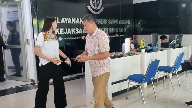 JT alias Johnly, eks Kepala Badan Pengelola Keuangan dan Aset Daerah (BPKAD) Kota Manado saat memasuki kantor Kejaksaan Negeri Manado. Dia dijadwakan diperiksa terkait kasus dugaan korupsi Bansos COVID-19 tahun 2020.