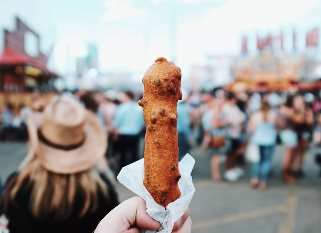 Ilustrasi Cara Buat Corndog Sosis. Unsplash/Blake Guirdy