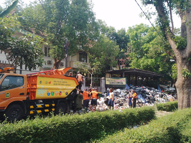 Proses penangkutan sampah di TPS Kotabaru Ygyakarta oleh petugas DLH Kota Yogya, Senin (9/10). Foto: Resti Damayanti/Pandagan Jogja