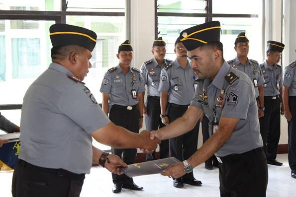 Kalapas Sragen Memberikan Apresiasi kepada 3 Pegawai Teladan
