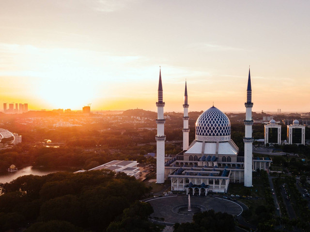 Ilustrasi Contoh Sholawat dan Qasidah. Sumber: Unsplash/Fahrul Azmi