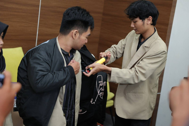 Mahasiswa Universitas Gadjah Mada (UGM) bikin jaket keselamatan bagi pemotor yang diberi nama J-Force. Jaket ini disebut bisa lindungi pemotor saat kecelakaan. Foto: Humas UGM