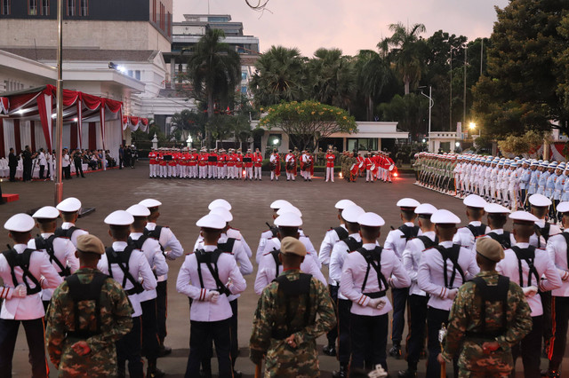 Prajurit memasuki lapangan pada acara Parade Senja di Kemhan, Jakarta, Senin (9/10/2023). Foto: Jamal Ramadhan/kumparan