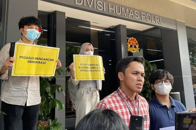 Aksi ICW di Humas Polri, Jakarta, Senin (9/10/2023).  Foto: ICW