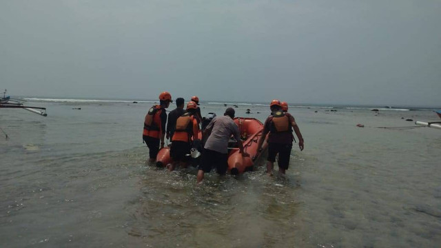 Tim SAR gabungan saat melakukan upaya pencarian terhadap seorang nelayan di Pesisir Barat yang dikabarkan hilang. | Foto : Dok. Basarnas Lampung