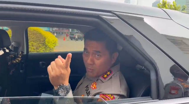 Kapolda Metro Jaya Irjen Pol Karyoto saat ditanya perihal perkembangan kasus pemerasan SYL oleh pimpinan KPK di Polda Metro, Selasa (10/10). Foto: Dok. Istimewa