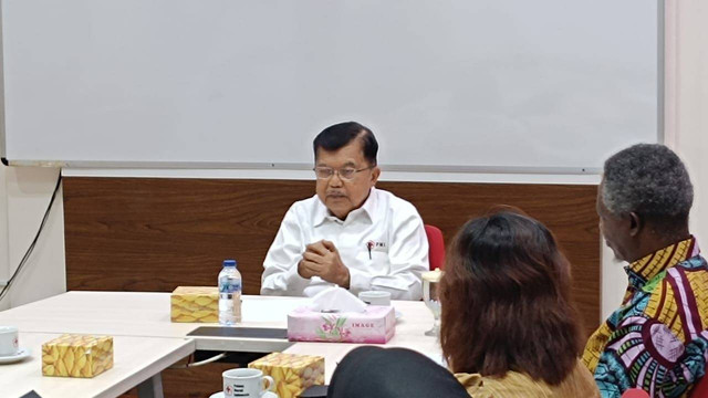 Ketum PMI Pusat Jusuf Kalla bersama kepala delegasi Federasi Palang Merah dan Bulan Sabit Merah Internasional (IFRC) serta Komite Palang Merah Internasional (ICRC) regional ASEAN membahas proses evakuasi WNI yg terjebak di wilayah Gaza, Palestina. Foto: Luthfi Humam/kumparan