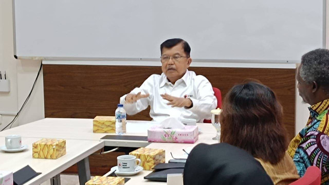 Ketum PMI Pusat Jusuf Kalla bersama kepala delegasi Federasi Palang Merah dan Bulan Sabit Merah Internasional (IFRC) serta Komite Palang Merah Internasional (ICRC) regional ASEAN membahas proses evakuasi WNI yg terjebak di wilayah Gaza, Palestina. Foto: Luthfi Humam/kumparan
