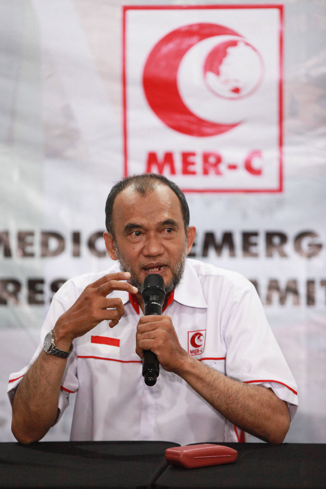 Ketua Presidium MER-C Indonesia Sarbini Abdul Murad memberikan keterangan kepada wartawan di Kantor MER-C di Jakarta, Selasa (10/10/2023). Foto: Reno Esnir/Antara Foto