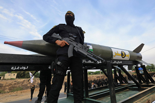 Militan Palestina dari gerakan Jihad Islam berpartisipasi dalam parade militer anti-Israel yang menandai peringatan 36 tahun berdirinya gerakan tersebut di Kota Gaza, 4 Oktober 2023. Foto: Mahmud Hams/AFP