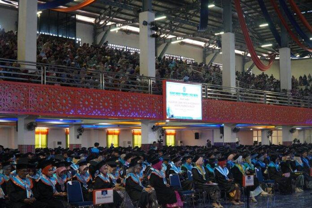 Unismuh Kukuhkan 1805 Alumni, 1103 Lulus dengan Predikat Cum Laude