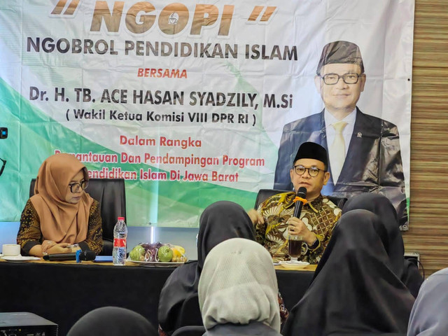 Tubagus Ace Hasan Syadzily atau biasa disapa Kang Ace pada kegiatan Ngobrol Pendidikan Islam (NGOPI) bersama puluhan guru-guru ngaji TPQ se-Kabupaten Bandung di Soreang Kabupaten Bandung, Selasa (10/10/2023). Foto: istimewa