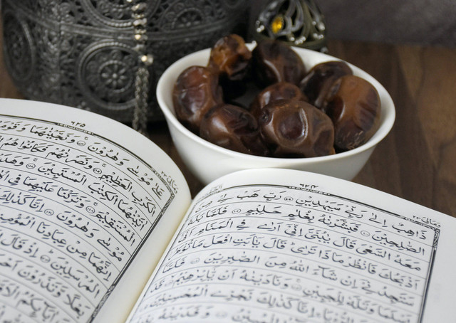 Ilustrasi Alquran merupakan sumber rujukan umat Muslim yang menjelaskan mengenai istri-istri Nabi Muhammad yang bergelar Ummul Mukminin. Foto: Pexels