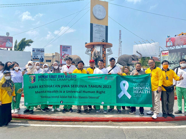 RSJ Lampung memperingati Hari Kesehatan Mental Sedunia di Tugu Adipura, Bandar Lampung. | Foto: RSJ Daerah Lampung
