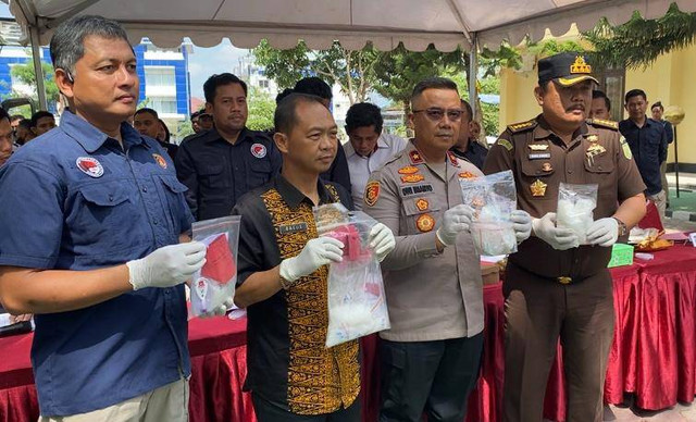 Polda Sultra memusnahkan narkotika jenis sabu. Foto: kendarinesia