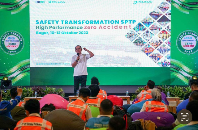 Direktur Utama PT Pelindo Terminal Petikemas, M. Adji dalam pembukaan acara Safety Transformation SPTP 2023, di Bogor, Selasa (10/10). dok Pelindo TPK