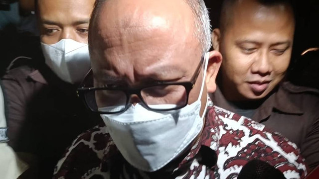 Sekjen Kementan Kasdi Subagyono usai menjalani pemeriksaan di Gedung KPK, Jakarta, Selasa (10/10/2023).  Foto: Hedi/kumparan
