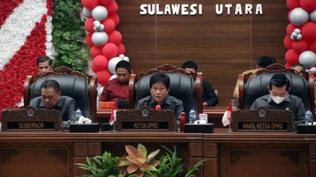 Ketua DPRD Sulut, dr. Fransiscus Andi Silangen, SpB-KBD, saat memimpin rapat paripurna dalam rangka penyampaian/penjelasan Gubernur terhadap Ranperda tentang APBD tahun anggaran 2024, Selasa (10/10).
