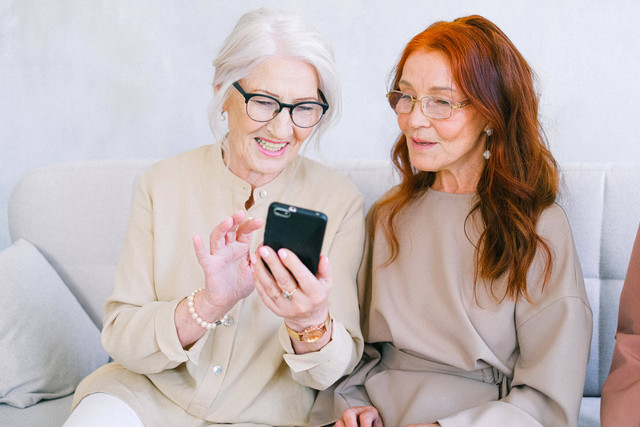 3 Cara Membersihkan Casing HP. Foto:Pexels/Anna Shvets.