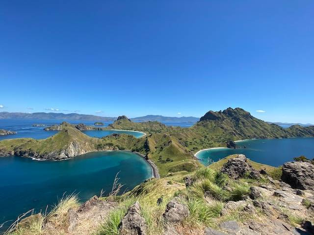 Ilustrasi oleh-oleh khas Labuan Bajo, sumber foto: unsplash.com/FIFANI CAHYADI