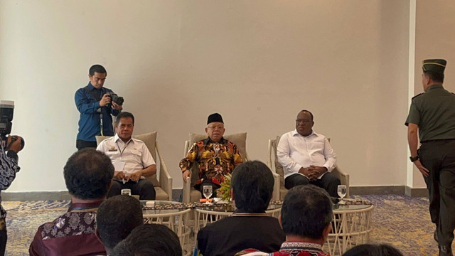 Wapres Ma'ruf Amin menerima audiensi pendeta se-Papua di Hotel Suni, Jayapura, Rabu (11/10/2023). Foto: Haya Syahira/kumparan