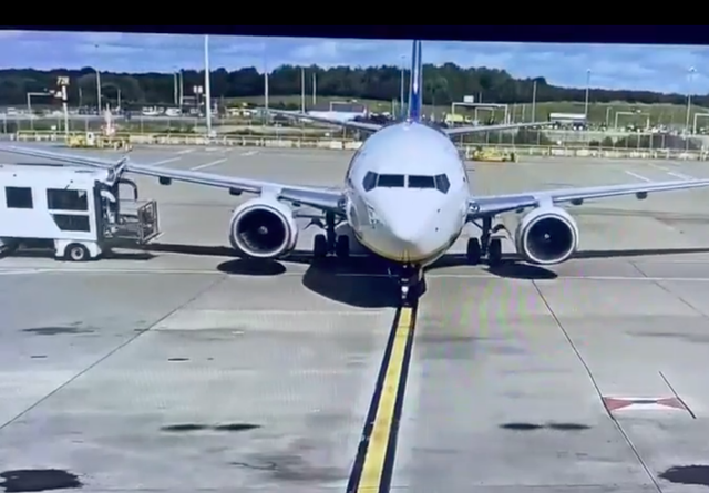 Sayap kanan pesawat Boeing 737-8AS milik maskapai Ryanair menyerempet truk katering di Bandara Stansted, London, Inggris, pada Rabu (4/10). Foto: Tangkapan Layar X