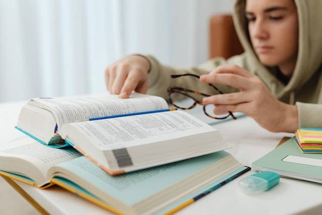 Kunci jawaban bahasa Indonesia kelas 10 halaman 63. Sumber: pexels.com