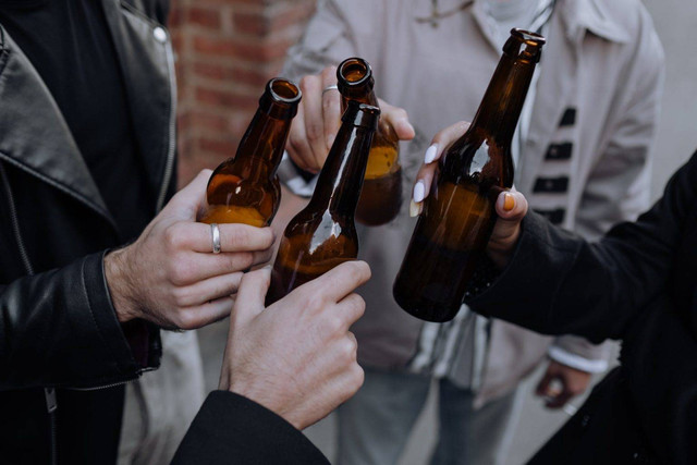 Ilustrasi pesta miras. Foto: Pexels