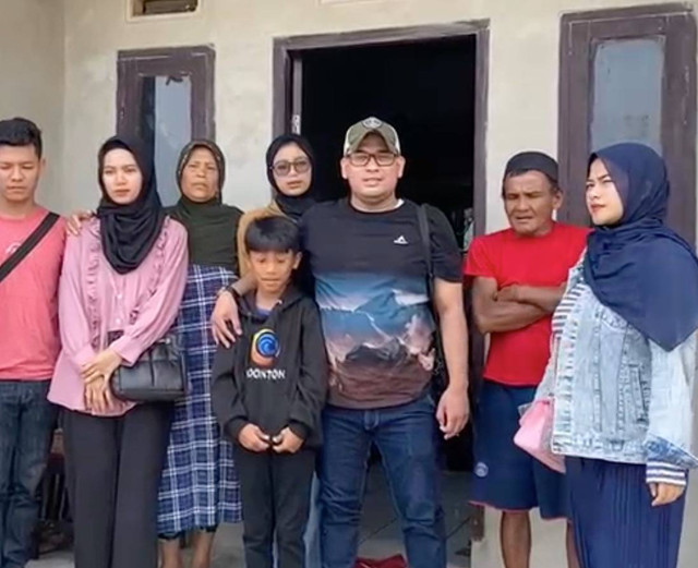 Dimas Yemahura (ketiga kanan) bersama keluarga Dini Sera Afrianti. Dok: Ist.