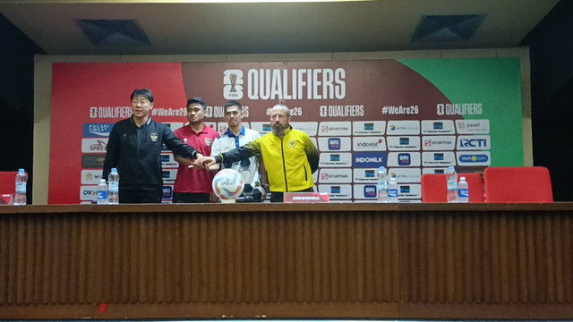Konferensi pers jelang pertandingan Indonesia vs Brunei Darussalam dalam Kualifikasi Piala Dunia 2026 di Stadion Gelora Bung Karno, Jakarta, pada Rabu (11/10). Foto: Jodi Hermawan/kumparan