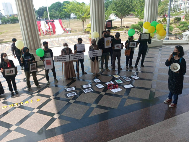 Masyarakat sipil #BersihkanAsap berorasi di depan Kantor Gubernur Jambi. (Foto: Sobar Alfahri)