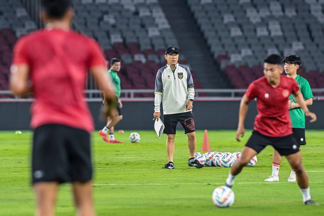 Pelatih Timnas Indonesia Shin Tae-yong (tengah) memberikan instruksi kepada para pemain saat sesi latihan di Stadion Utama Gelora Bung Karno, Jakarta, Rabu (11/10/2023). Foto: Dhemas Reviyanto/ANTARA FOTO