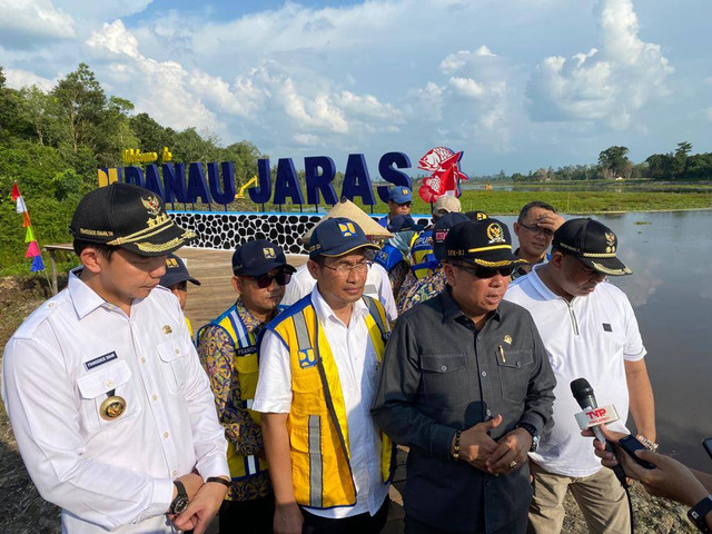 Ketua Komisi V DPR RI, Lasarus menjelaskan tentang normalisasi 3 danau untuk meminimalisir dampak banjir di Kota Putussibau. Foto: Yusrizal/Hi!Pontianak