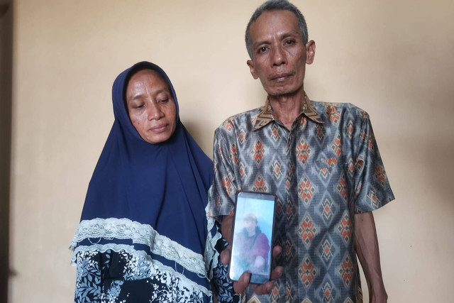 Orang tua pesilat asal Gresik M Aditya Pratama (20), menunjukkan foto anaknya saat masih hidup. Foto: Dok. Mili.id