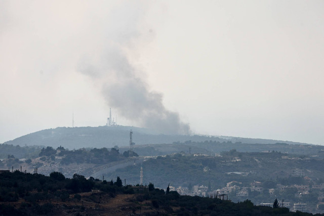 Asap mengepul dari desa Dhayra setelah penembakan Israel seperti yang digambarkan dari kota Marwahin di Lebanon, dekat perbatasan dengan Israel, Lebanon selatan, Rabu (11/10/2023). Foto: Mohamed Azakir/REUTERS