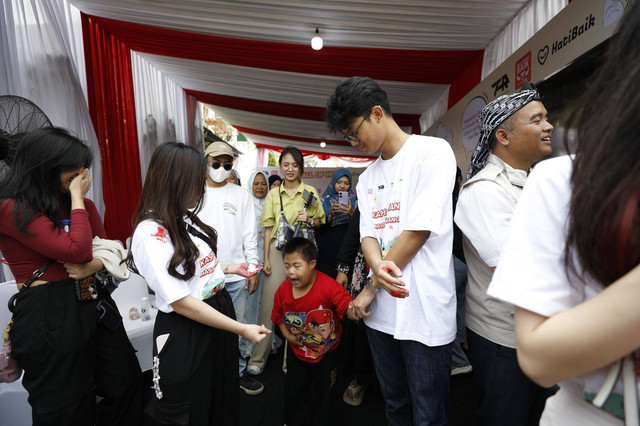 Alam Ganjar dan sejumlah influencer menyalurkan donasi untuk anak berkebutuhan khusus di Yayasan Jendela Ibu, Kecamatan Ciawi, Bogor, Jawa Barat, pada Rabu (11/10/2023).  Foto: Dok. Istimewa