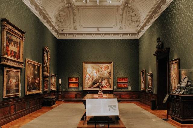 Ilustrasi kata-kata tentang museum bahasa Inggris. Sumber: Unsplash/ Hester Qiang. 
