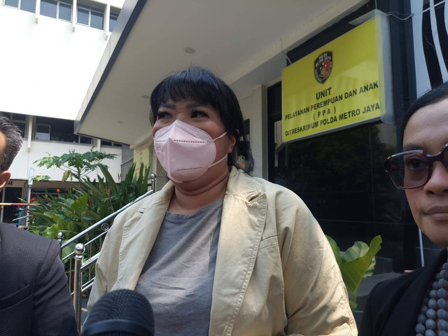 COO MUID, Sarah (Blazer Putih Gading), mendatangi Mapolda Metro usai ditetapkan tersangka bersama Kuasa Hukumnya, David Pohan, Kamis (12/11). Foto: Thomas Bosco/kumparan