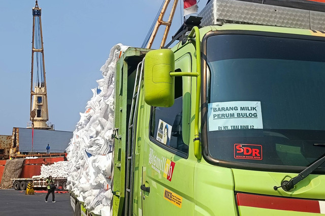 Beras impor asal Vietnam sebanyak 24 ribu ton tiba di Indonesia melalui Pelabuhan Tanjung Priok, Kamis (12/11/2023). Foto: Akbar Maulana/kumparan