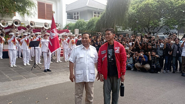 Ketua Umum Gerindra Prabowo Subianto menyambut kedatangan Ketua Umum PSI Kaesang Pangarep di Jalan Kertanegara, Jakarta Selatan, Kamis (12/10/2023). Foto: Fadlan/kumparan