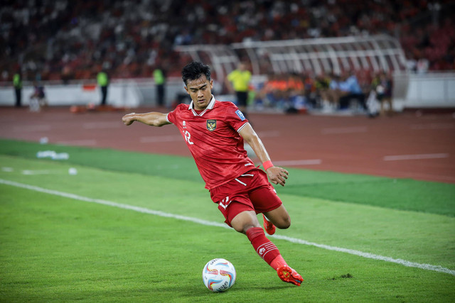 Pemain Timnas Indonesia Pratama Arhan memberikan umpan kepada rekannya saat melawan Brunei Darussalam pada pertandingan Kualifikasi Piala Dunia 2026 Zona Asia di Stadion Gelora Bung Karno, Jakarta, Kamis (12/10/2023). Foto: Jamal Ramadhan/kumparan