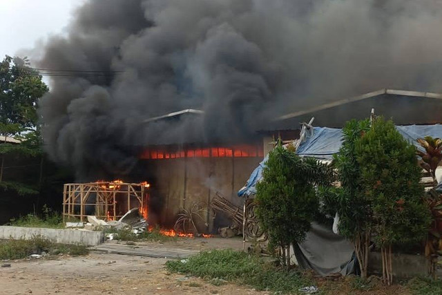 Situasi penanganan kebakaran di gudang tempat penyimpanan alat pesta. Foto: Dok. Istimewa