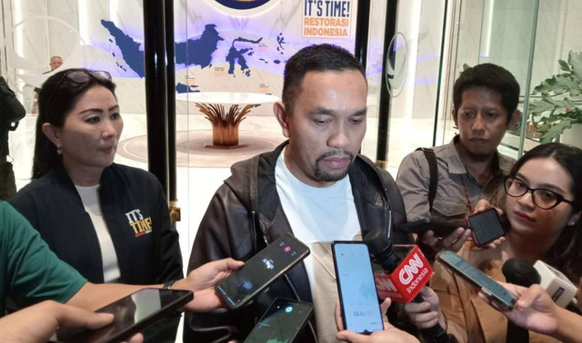 Bendahara Umum Partai NasDem Ahmad Sahroni di NasDem Tower, Jakarta, Kamis (12/10/2023).  Foto: Jonathan Devin/kumparan